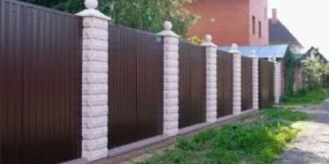 Jak vyrobit krásný plot z vlnité lepenky pro venkovský dům